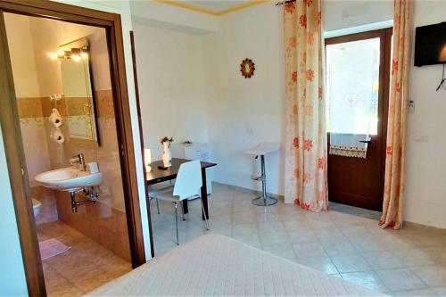 bagno con lavandino, tavolo e specchio di Amalfi Coast Countryside with Jacuzzi and Garden a Polvica
