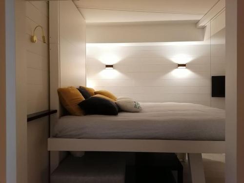 - un lit avec deux oreillers et deux lumières dans l'établissement Magnifique cocon vue mer, à Trouville-sur-Mer