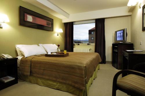 Tempat tidur dalam kamar di MIL810 Ushuaia Hotel