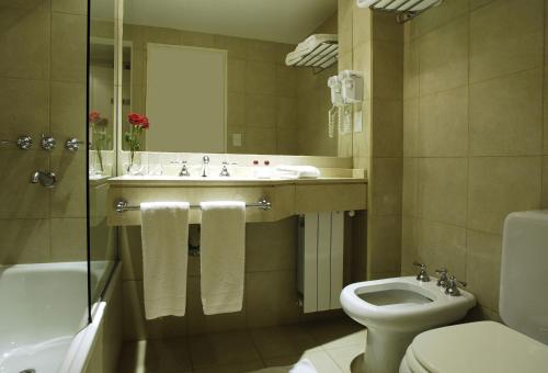 Ванная комната в MIL810 Ushuaia Hotel