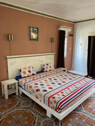 ein Schlafzimmer mit einem großen Bett in einem Zimmer in der Unterkunft Apartments la Colombe in Mont Choisy