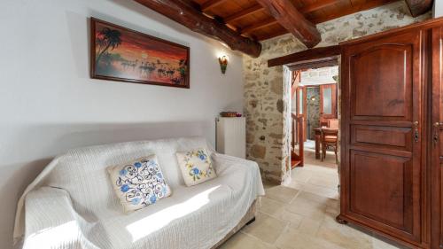 un soggiorno con divano bianco e mobile in legno di Traditional Cretan Houses,Agios Myronas ad Agios Myronas