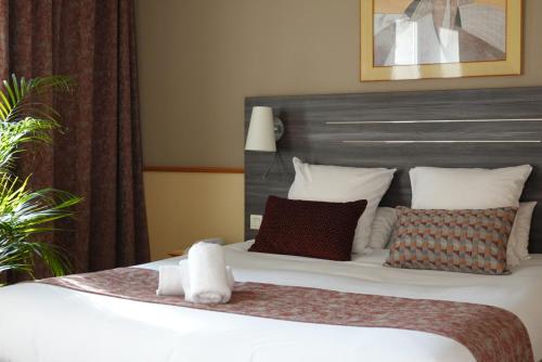 Una cama o camas en una habitación de HOTEL CERISE - LES SOURCES Luxeuil-les-Bains