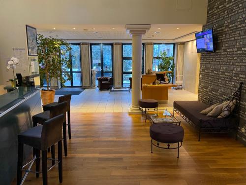 Area lounge atau bar di HOTEL CERISE - LES SOURCES Luxeuil-les-Bains