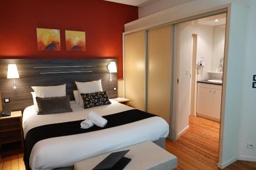 Una cama o camas en una habitación de HOTEL CERISE - LES SOURCES Luxeuil-les-Bains