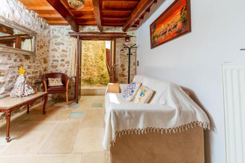 uma sala de estar com um sofá e uma mesa em Traditional Cretan Houses,Agios Myronas em Agios Myronas