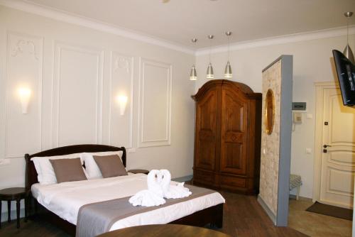 a bedroom with two swans towels on a bed at Aparthotel in Chişinău