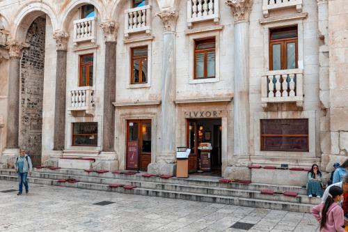 um prédio com pessoas caminhando na frente dele em Porta Orientalis em Split