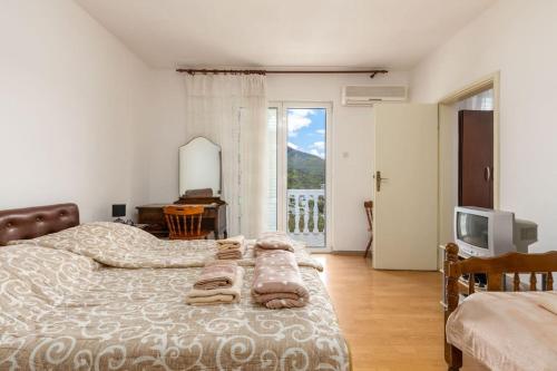 Un dormitorio con una cama grande con almohadas. en Sole Solei apartman 2 - Meljine, en Meljine