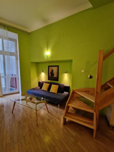 克拉科夫的住宿－Ariadna - Pantheon Apartments，客厅配有沙发和桌子