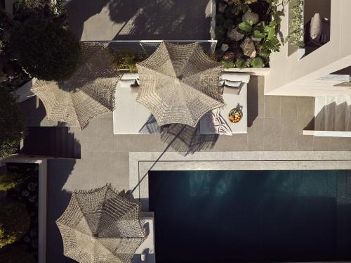 Bazén v ubytování Conte Gesto Villa, with Heated Pool, By ThinkVilla nebo v jeho okolí
