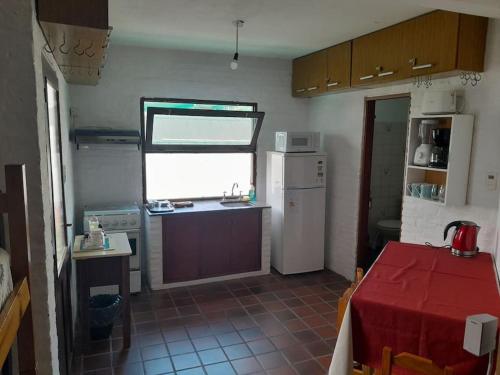 una piccola cucina con lavandino e frigorifero di I Casa de invitados cerquita de la playa buenas olas a La Aguada