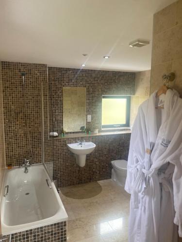 uma casa de banho com uma banheira e um lavatório em Sea Vista Boutique Accommodation em Fahan