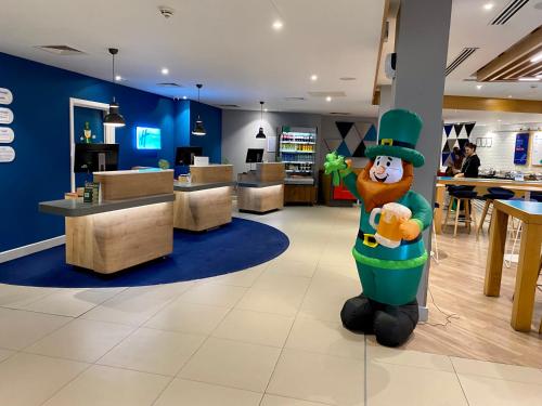 Area lobi atau resepsionis di Holiday Inn Express Dublin City Centre, an IHG Hotel