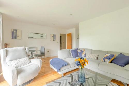a living room with a couch and two chairs at Bright & Cosy 2BD by the Canal! - Limehouse in London