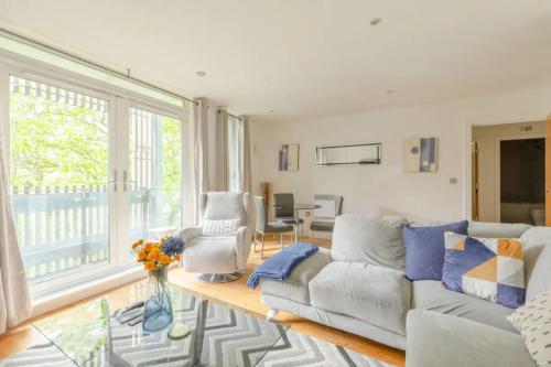 A seating area at Bright & Cosy 2BD by the Canal! - Limehouse