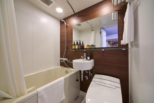 La salle de bains est pourvue de toilettes, d'un lavabo et d'une baignoire. dans l'établissement Hotel WBF Namba Motomachi, à Osaka