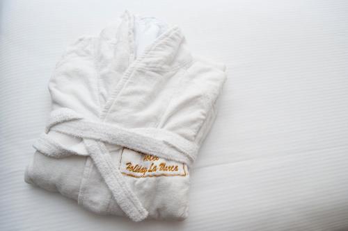 Una toalla blanca con una etiqueta encima. en Hotel Holiday La Marca en Villorba