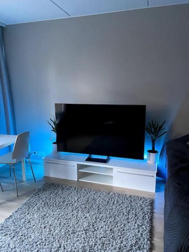 a living room with a large flat screen tv at Moderni yksiö huippu sijainnilla in Jyväskylä