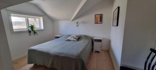 a small bedroom with a bed and a window at Kiladalens Golf & Lodge in Nyköping