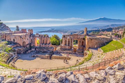 un antico anfiteatro in cima a una montagna di Alkantara Holiday a Francavilla di Sicilia