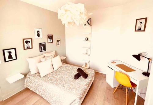 1 dormitorio con cama, escritorio y escritorio en EL DREAM - WiFi NetFlix Centre-ville, en Lisieux