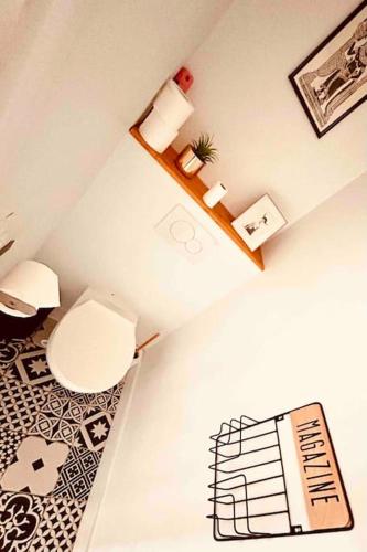 une salle de bain avec toilettes dans une chambre dans l'établissement EL DREAM - Coeur de Ville & Proche Gare des Trains, à Lisieux