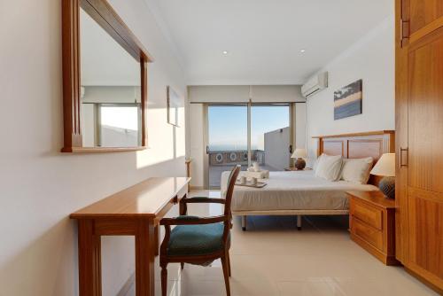- une chambre avec un lit, un bureau et une fenêtre dans l'établissement Villa Happy Holidays Pool Private, à Puerto de Santiago
