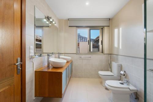 La salle de bains est pourvue de 2 toilettes et d'un lavabo. dans l'établissement Villa Happy Holidays Pool Private, à Puerto de Santiago