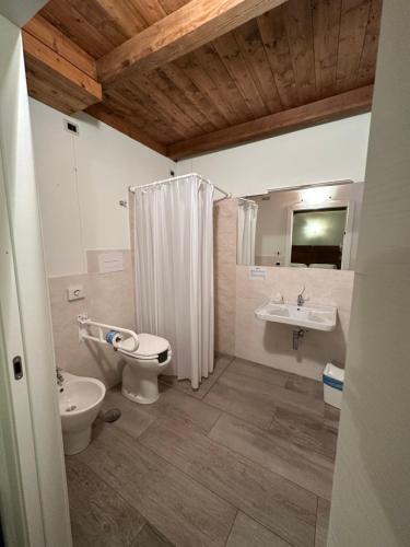 łazienka z toaletą i umywalką w obiekcie Borgo delle Mole w mieście Spoleto