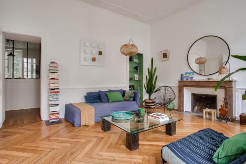 un salon avec un canapé bleu et une table dans l'établissement Échappée nantaise pour 4 personnes, à Nantes