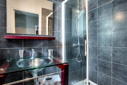 une salle de bain avec un lavabo et une douche dans l'établissement Échappée nantaise pour 4 personnes, à Nantes