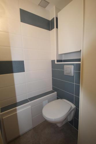 une salle de bain avec toilettes, lavabo et baignoire dans l'établissement Jolie maison de vacances rénovée et climatisée, 5 couchages, 2 chambres et mezzanine, 100m de la plage, residence LE VILLAGE DE LA MER LRVM39, à Portiragnes