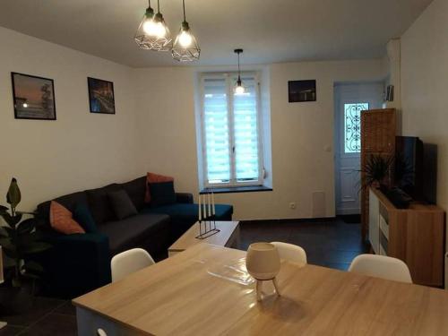Televízia a/alebo spoločenská miestnosť v ubytovaní Petite maison de l'ancien rivage