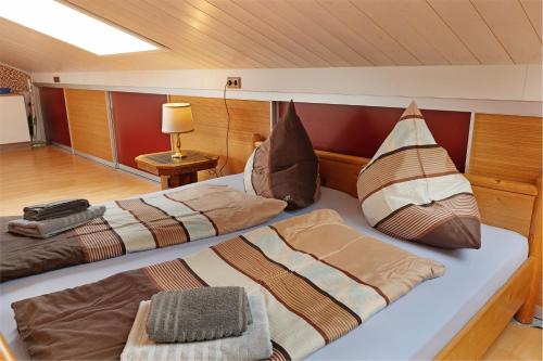 コンスタンツにあるHaus Schwanenwegの船上に座って2台のベッド