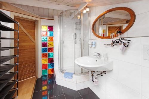 ein Bad mit einem Waschbecken und einem Spiegel in der Unterkunft Haus Schwanenweg in Konstanz