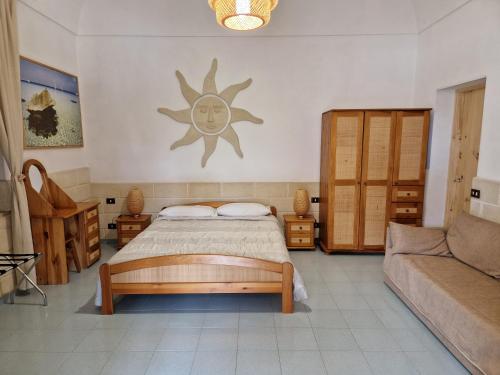 ファヴィニャーナにあるAngolo di Paradisoのベッドルーム(ベッド1台、ソファ付)