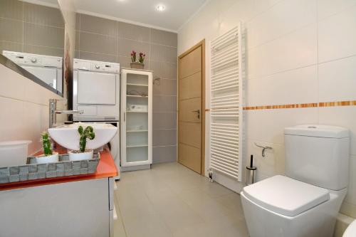 łazienka z toaletą i umywalką w obiekcie Zante Sunset Vibes Luxury Villa w mieście Áno Yerakaríon
