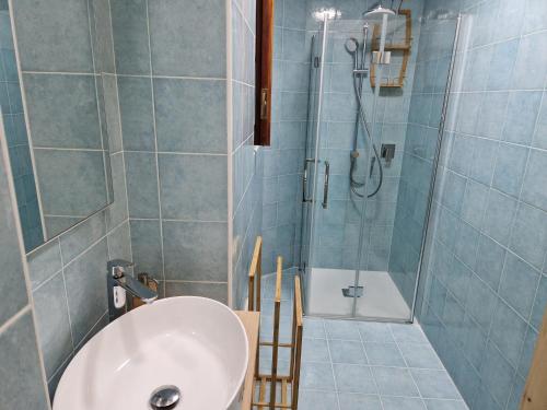 bagno con vasca, doccia e lavandino di Angolo di Paradiso a Favignana