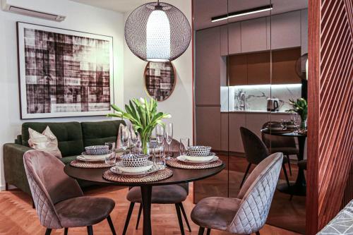 una sala da pranzo con tavolo e sedie di JU3 Apartments a Lubiana