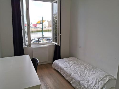 ein kleines Schlafzimmer mit einem Bett und einem Fenster in der Unterkunft LE YACHTING a 150m de la Grande Plage in Les Sables-dʼOlonne