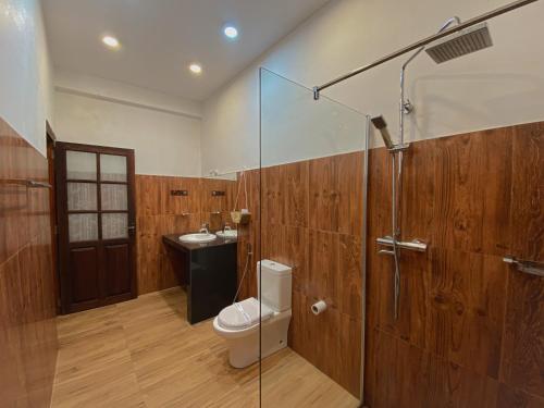 ein Bad mit einem WC, einem Waschbecken und einer Dusche in der Unterkunft Levon Boutique Hotel in Ella
