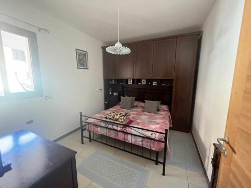 1 dormitorio pequeño con 1 cama en una habitación en Bilocale Big Nana Tortoli en Tortolì