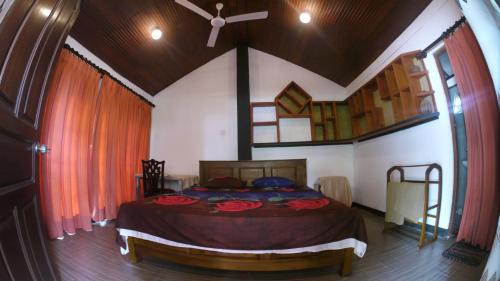 Ένα ή περισσότερα κρεβάτια σε δωμάτιο στο Sea Look Beach Restaurant Pub & Rooms