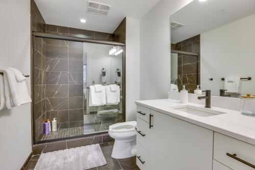 La salle de bains est pourvue d'une douche, de toilettes et d'un lavabo. dans l'établissement Downtown Omaha Getaway with Deck and Gas Grill!, à Omaha