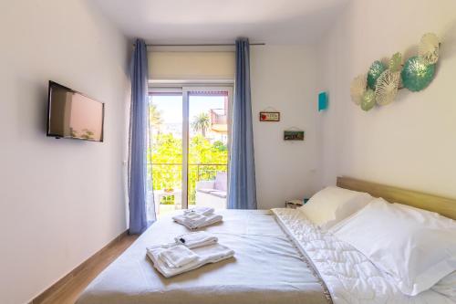sypialnia z łóżkiem z ręcznikami w obiekcie Il Riccio di Mare a 5 minuti da Sorrento w mieście Sant'Agnello