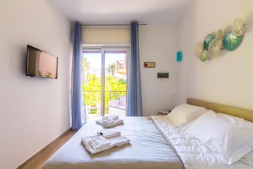 a bedroom with a bed with towels on it at Il Riccio di Mare a 5 minuti da Sorrento in Sant'Agnello