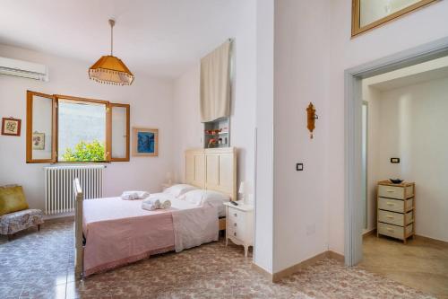 um quarto com uma cama, um lavatório e uma janela em Casa Vacanza Lu Mare e Lu Ientu em Casamassella