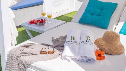 stół z dwoma ręcznikami, kapeluszem i szklankami w obiekcie Casa Los Almendrales Torrox by Ruralidays w mieście Torrox