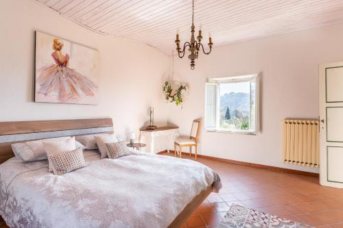 1 dormitorio con cama, mesa y ventana en * Farmhouse with views * Walk to everything en Barga